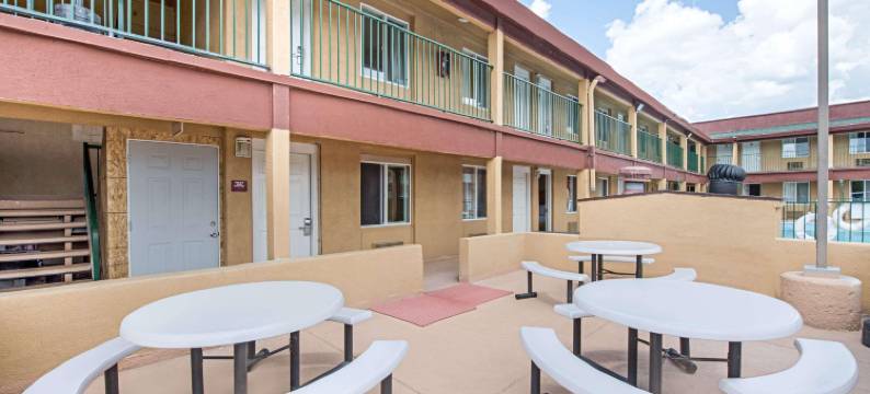 费拉格尔斯塔夫东温德姆华美达酒店(Ramada by Wyndham Flagstaff East)图片