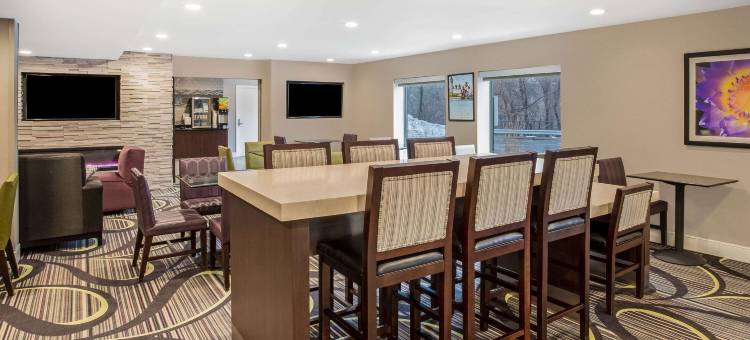哈特福德布拉德利机场拉昆塔温德姆套房酒店(La Quinta Inn & Suites by Wyndham Hartford - Bradley Airport)图片