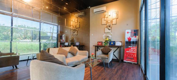 红多兹Plus酒店-近北苏门答腊大学(RedDoorz Plus Near Universitas Sumatera Utara)图片