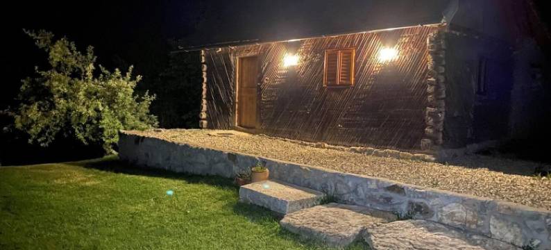 Carasova, Banat Mountains 的迷人2卧室小屋(Charming 2Bed Cottage in Carasova, Banat Mountains)图片