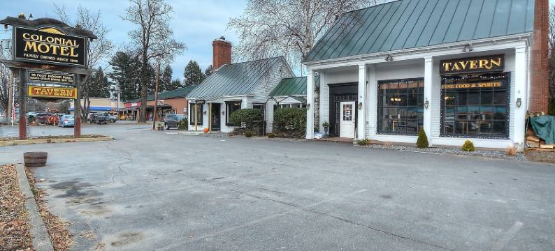 克罗尼尔汽车旅馆及水疗中心(Colonial Motel and Spa)图片