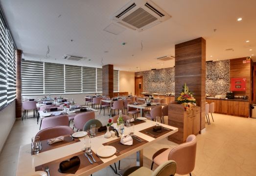 Click Hotel Vista-International Airport Hotel Overview