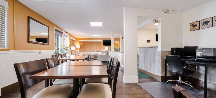 锡尔弗代尔班戈 - 基波特凯艺套房酒店(Quality Inn & Suites Silverdale Bangor-Keyport)图片