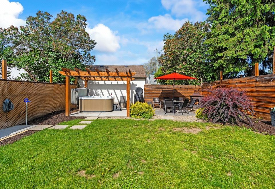 Heritage Retreat: Hot Tub, Private Yard, Firepit, Sleep 10 Hotel Overview