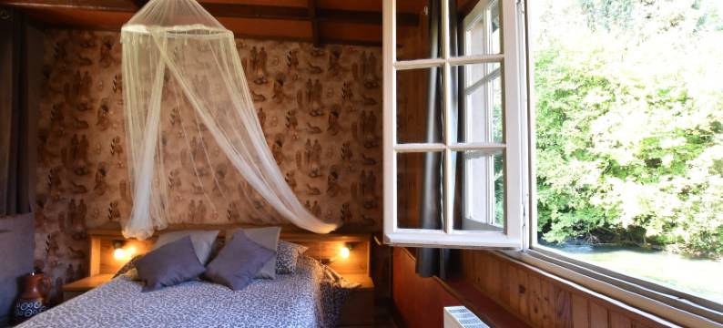 Cottage Near the Mill Pond with a Beautiful Garden图片