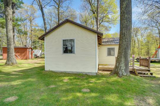 石湖小屋,配有私人露台和火坑!(Stone Lake Cabin w/ Private Deck & Fire Pit!)