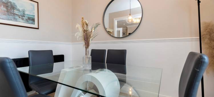 盖茨黑德明亮的四卧室复式公寓(Bright 4-bedroom Maisonette in Gateshead)图片