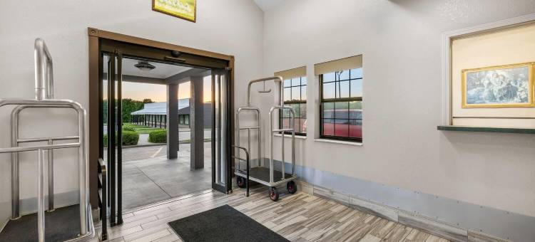 近堪萨斯赛道温德姆戴斯酒店(Days Inn by Wyndham Near Kansas Speedway)图片