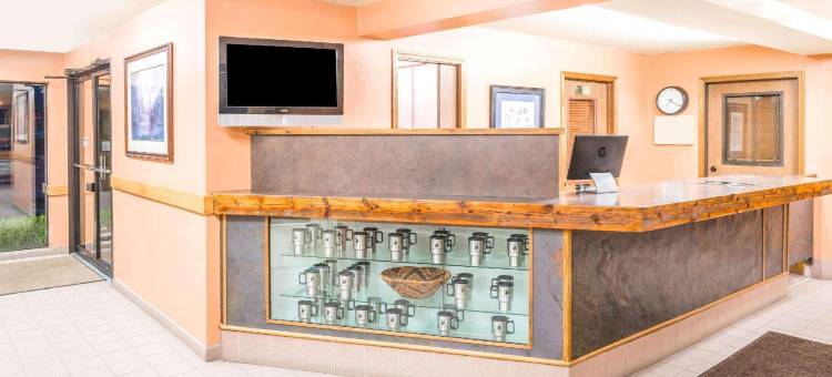 圣雷吉斯速8酒店(Super 8 by Wyndham St. Regis)图片