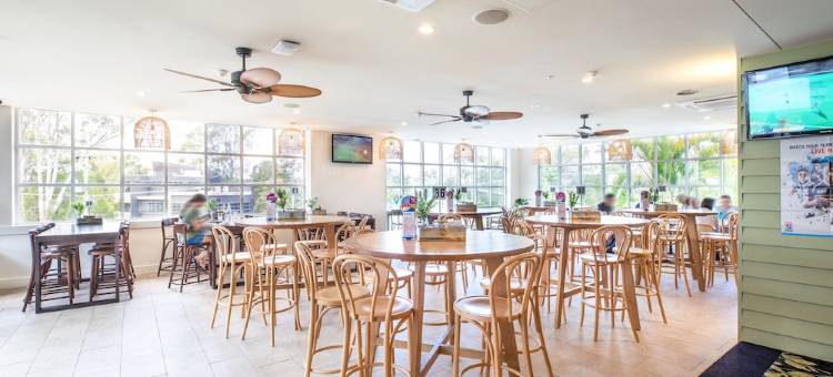 Nightcap at Commercial Hotel图片