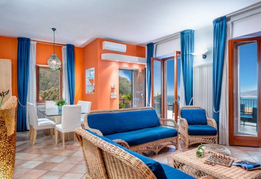 Vesuvilla Hotel Overview