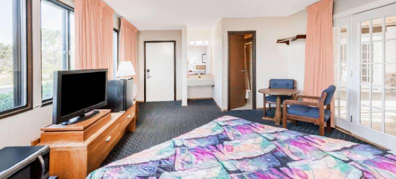 麦基诺城骑士酒店(Knights Inn Mackinaw City)图片