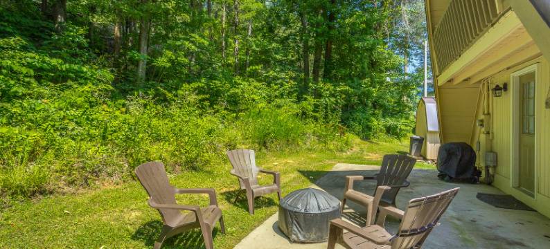 Tranquil Setting with Lake Views - Charming A-Frame Cottage图片