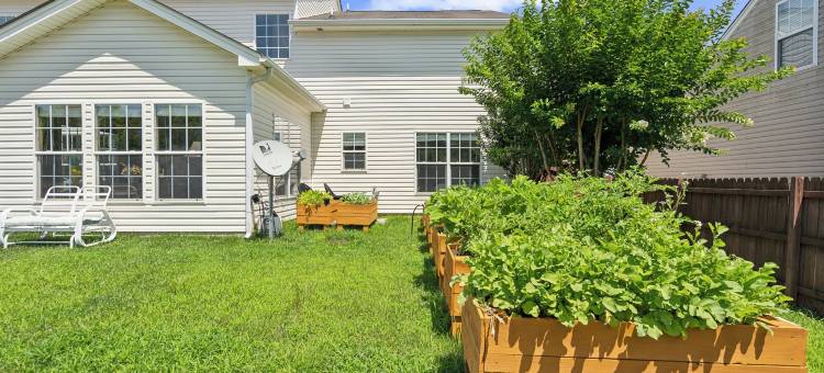 适合儿童的拱廊 火坑 烧烤 热水浴缸(Kid Friendly Park Arcade Fenced Yard Firepit Grill)图片