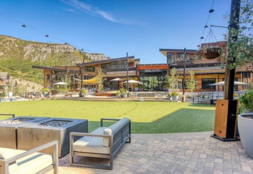 Luxury 3 Bedroom Slopeside Mountain Vacation Rental with Hot Tubs Hotel Overview