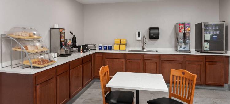 考考纳温德姆戴斯套房酒店(Days Inn & Suites by Wyndham Kaukauna WI)图片