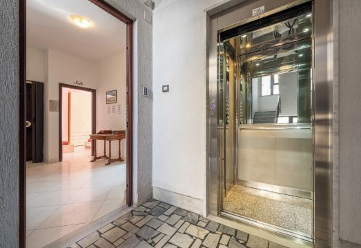 Thanit Rooms Hotel Overview