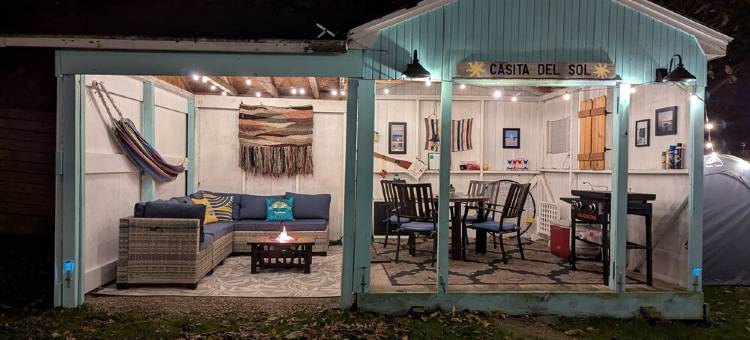 Cheerful & cozy 3 bedroom cottage near lake with hot tub图片