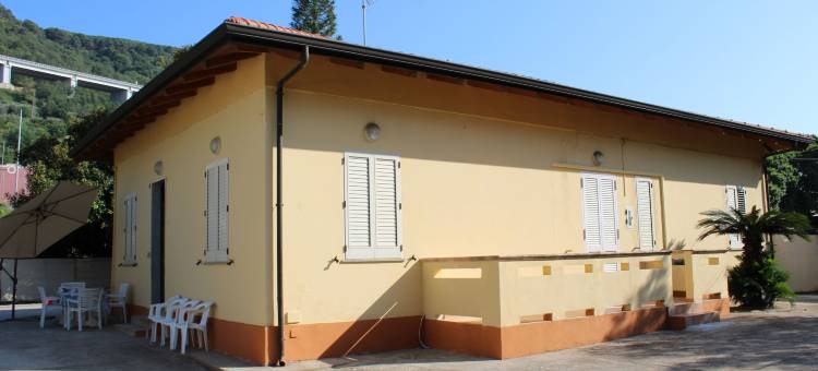 三卧两浴带花园别墅(Villa 3 letti 2 docce e Giardino)图片