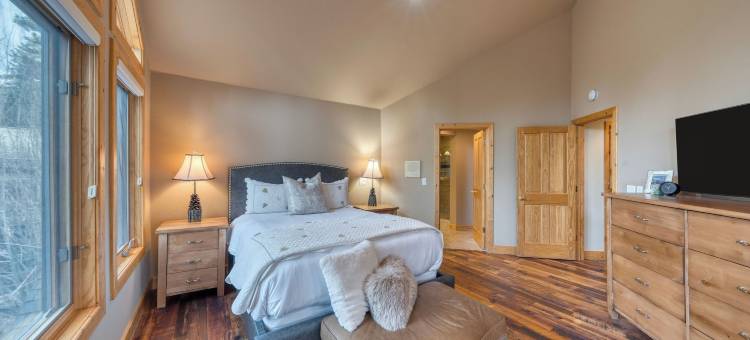 Truckee Mountain Cabin With Hot Tub + Game Room + Forest Views Gray Wolf Lodge by Avantstay图片