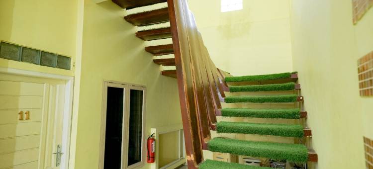 RedDoorz Plus-弗洛伦斯·隆班·托宾路-西博尔加(RedDoorz Plus @ Jalan FL Lumban Tobing Sibolga)图片