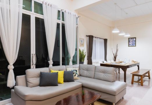 353 Famhouse Hotel Overview