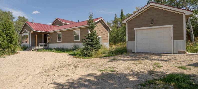 Yellowstone Cabin + Hot Tub + Fire Pit + Heated Garage + 3 on-Suite Bedrooms图片