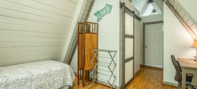 Tranquil Setting with Lake Views - Charming A-Frame Cottage图片