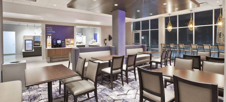 智选假日套房酒店-欧基莫斯/大学区(Holiday Inn Express & Suites Okemos - University Area)图片