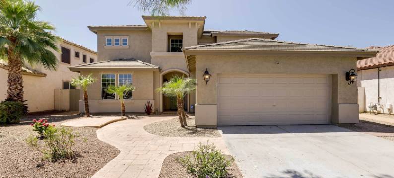 游泳池、火坑和烧烤架：古德伊尔之家！(Modern Gem with Fire Pit 3 Mi to Goodyear Ballpark!)图片