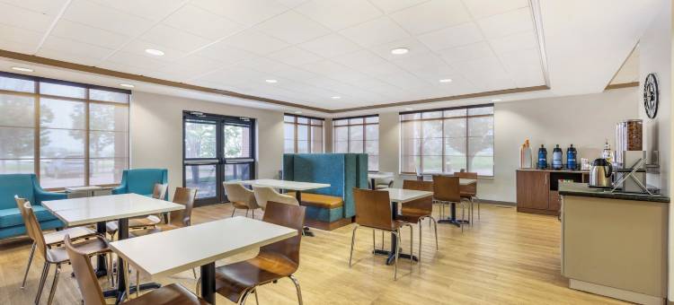 克拉丽奥波恩特苏福尔斯机场酒店(Clarion Pointe Sioux Falls Airport)图片