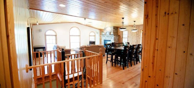 路易莎湖畔5卧室度假屋: 桑拿, 纱网门廊, 露台, 壁炉(5Br Lakefront Home on Lake Louisa: Sauna, Screen Porch, Patio, Fireplace)图片