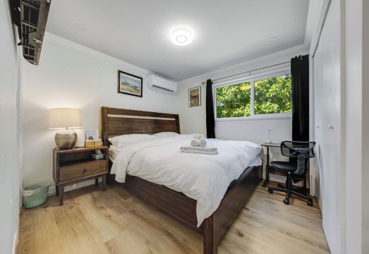 Quite House Near the Vancouver Airport Hotel Overview