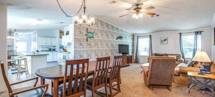 距霍莫萨萨泉公园5英里的带院子之家！(5 Mi to Homosassa Springs Park: Home w/ Yard!)图片