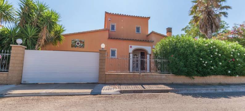 Relaxing Villa Steps from Beach图片