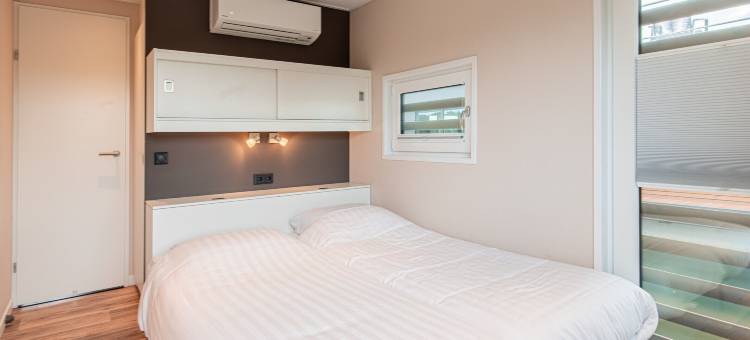 荷兰假日公园附近的船屋(Houseboat in Netherlands near Holiday Park)图片