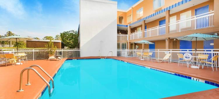 萨凡纳米德顿呗盟套房酒店(Baymont by Wyndham Savannah Midtown)图片