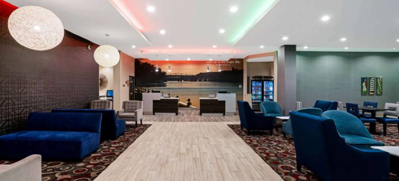 塔斯卡卢萨大学拉昆塔温德姆套房酒店(La Quinta Inn & Suites by Wyndham Tuscaloosa  University)图片