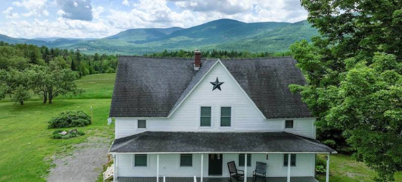 Trailside Farmhouse w/ Spacious Yard & Views!图片