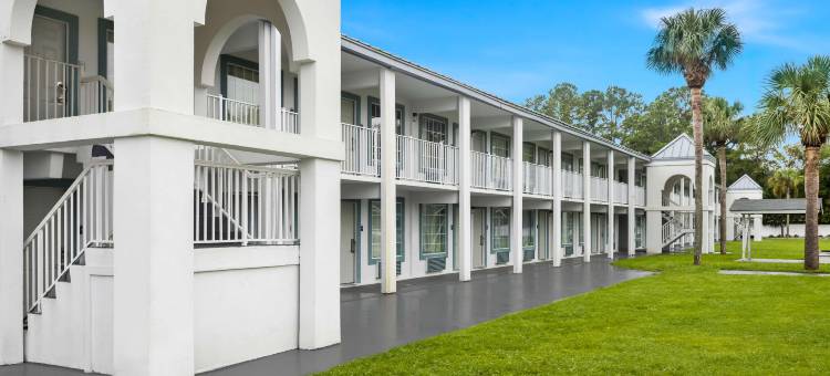 Suburban Studios Brunswick I-95图片