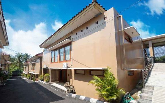 Sutan Raja Villa Kuningan Hotel Overview