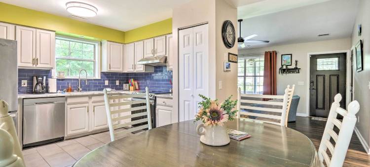 宁静的博福特家庭，带前廊+烤架(Peaceful Beaufort Home w/ Front Porch + Grill)图片