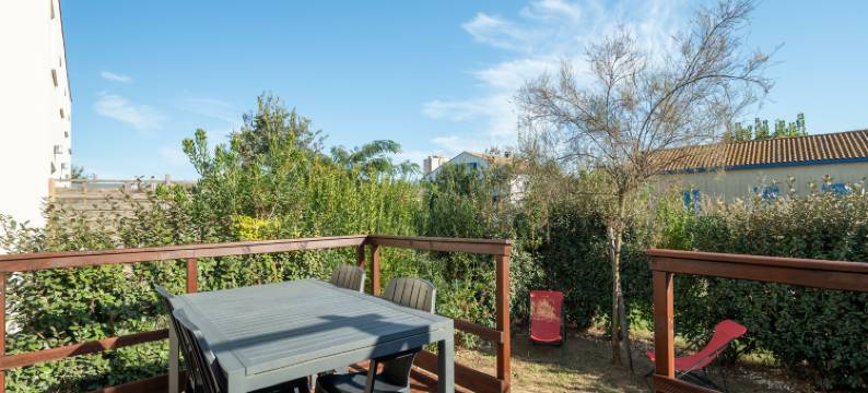 Bright Villa Steps from the Sea图片