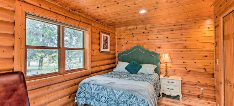 距滑雪缆车3个街区：天使之火巴士路线小屋(3 Blks to Ski Lift Angel Fire Cabin on Bus Rt)图片