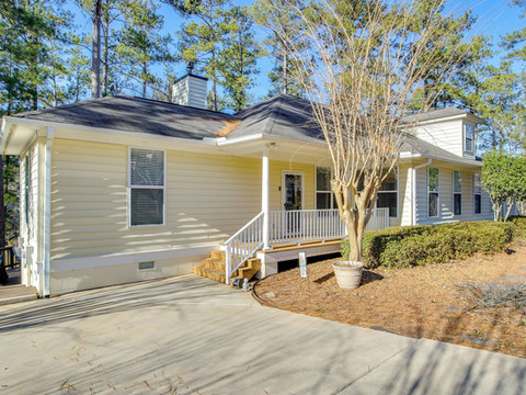 湖滨麦考密克宝石：甲板和高尔夫球场景观