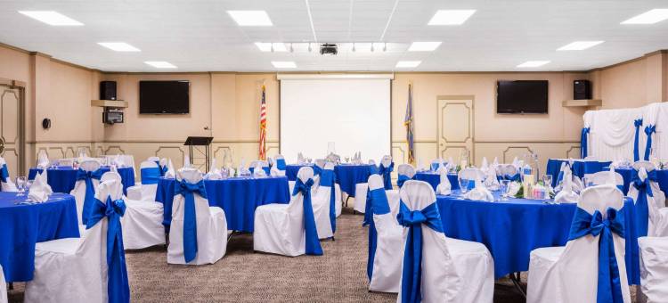 佩恩茨维尔华美达酒店及会议中心(Ramada by Wyndham Paintsville Hotel & Conference Center)图片