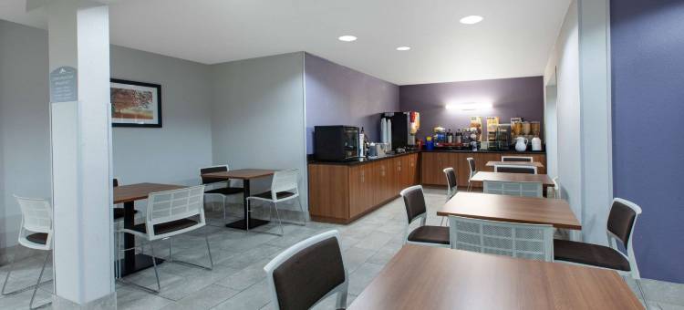 匹兹堡机场麦客达套房酒店(Microtel Inn & Suites by Wyndham Pittsburgh Airport)图片