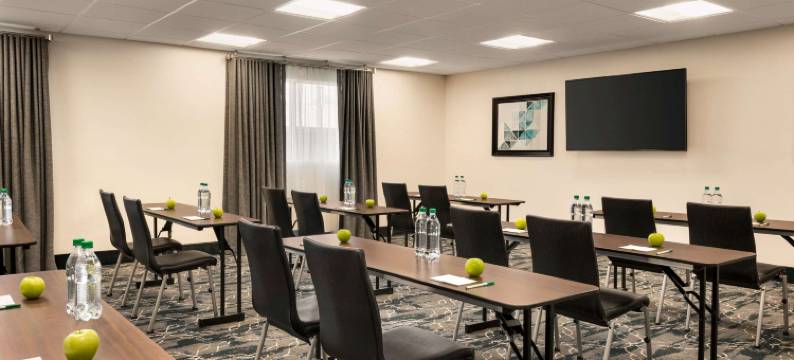 圣路易斯奥比斯波市中心拉昆塔温德姆套房酒店(La Quinta Inn & Suites by Wyndham San Luis Obispo Downtown)图片