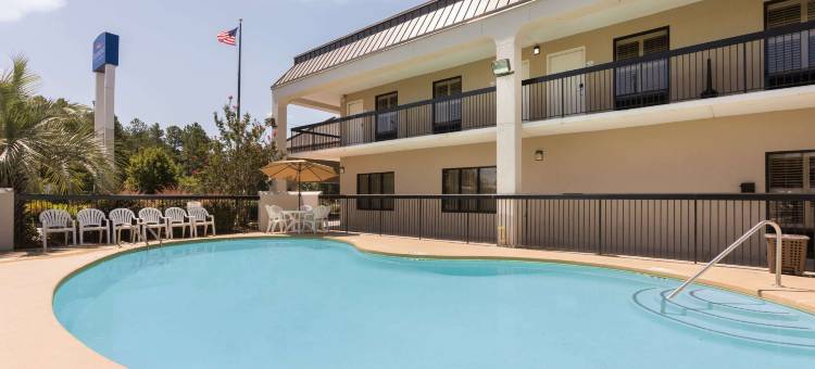 奥兰治堡北呗盟套房酒店(Baymont by Wyndham Orangeburg North)图片