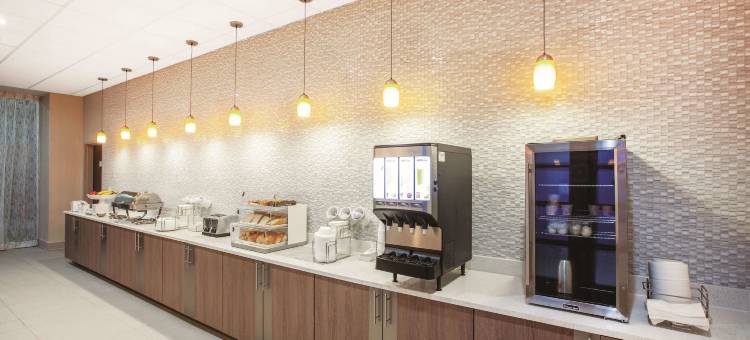 圣马科斯奥特莱斯购物中心拉昆塔温德姆套房酒店(La Quinta Inn & Suites by Wyndham San Marcos Outlet Mall)图片